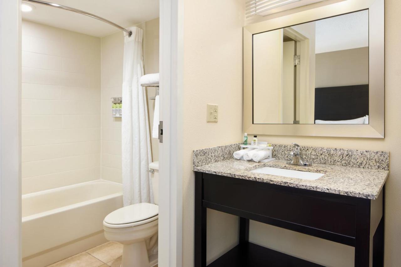Holiday Inn Express & Suites Alpharetta By Ihg Exterior photo