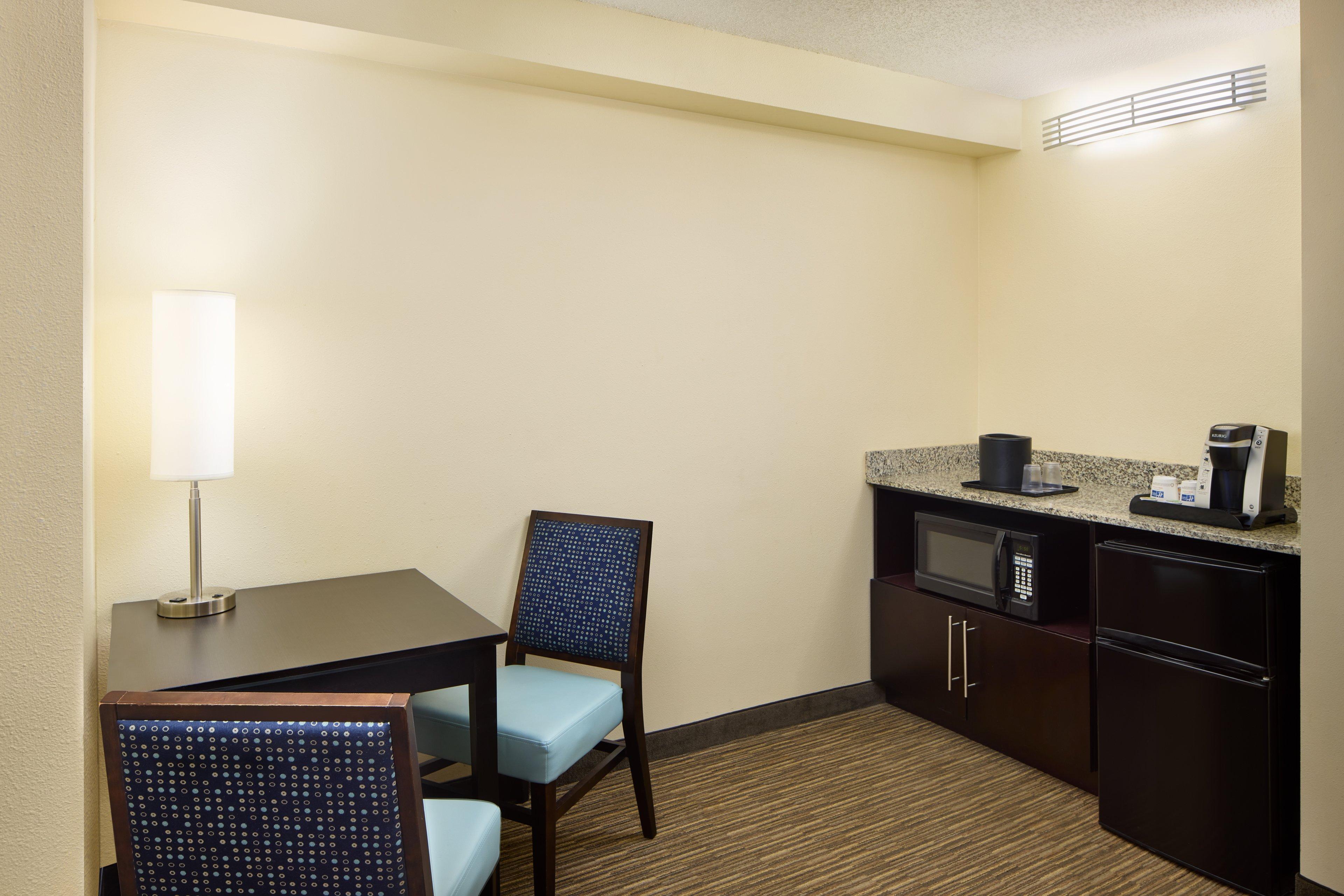 Holiday Inn Express & Suites Alpharetta By Ihg Exterior photo