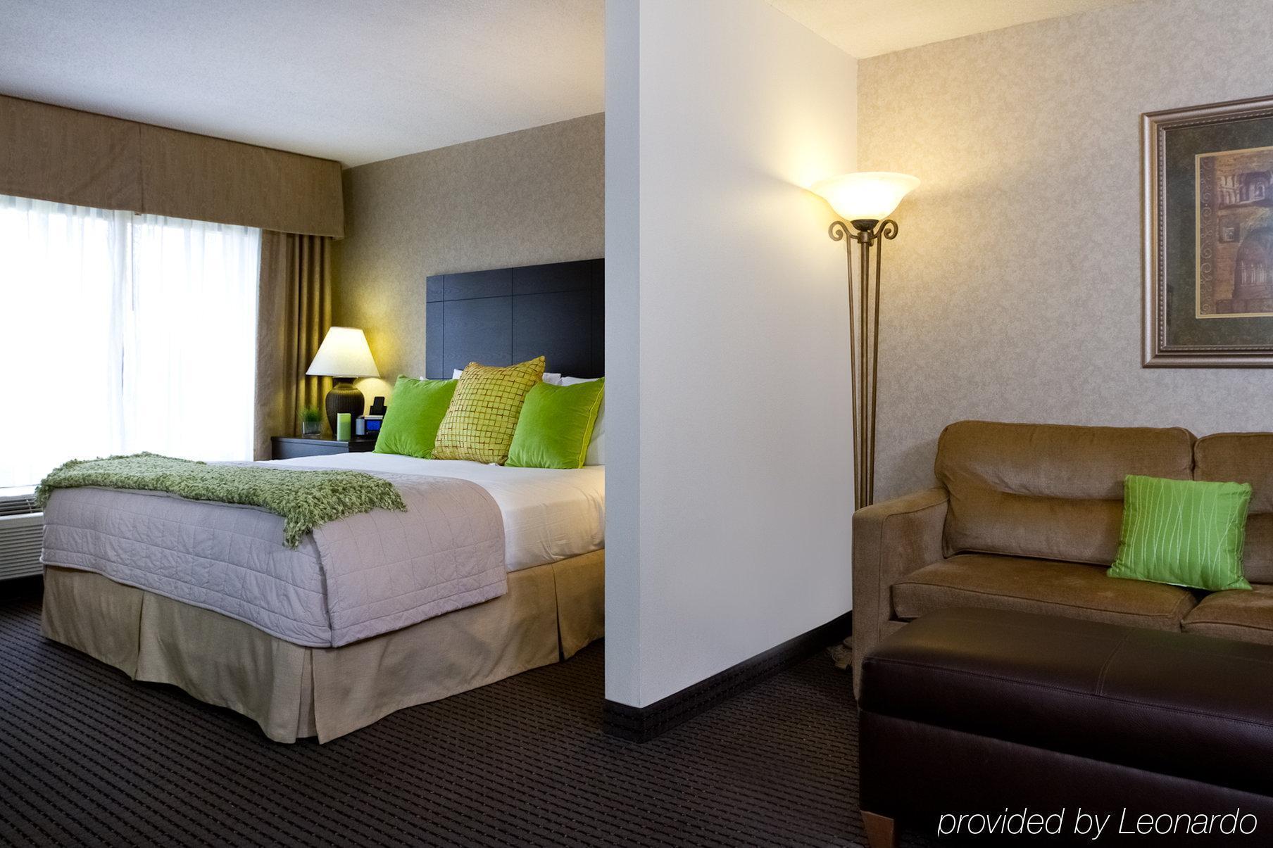 Holiday Inn Express & Suites Alpharetta By Ihg Room photo